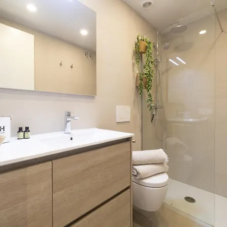 Seafront In With Access Apartman *