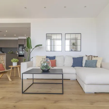 Seafront In With Access Apartman *